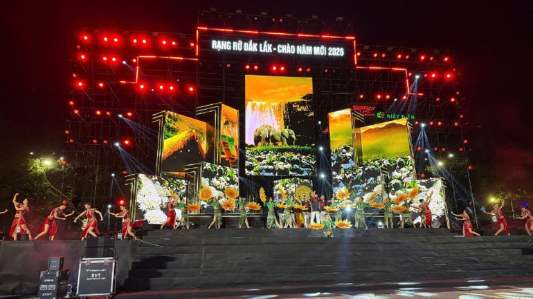 Tiết mục Lên Đắk Lắk đi bạn ơi - Một thoáng Ban Mê.